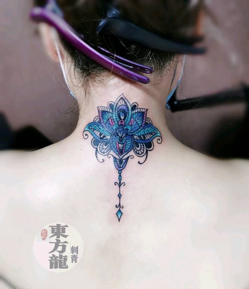 花纹身图片_颈部背部纹身图案