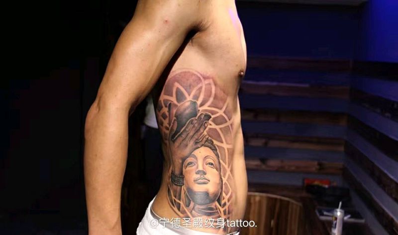 侧腰佛纹身图片_腰部传统成品纹身图案