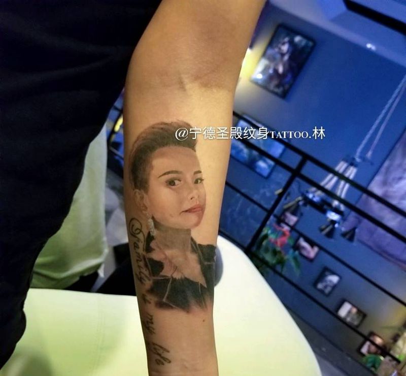 光线复杂的肖像纹身图片