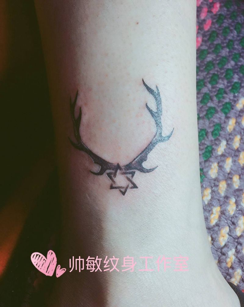 鹿纹身图片_成品脚部清新静物纹身图案