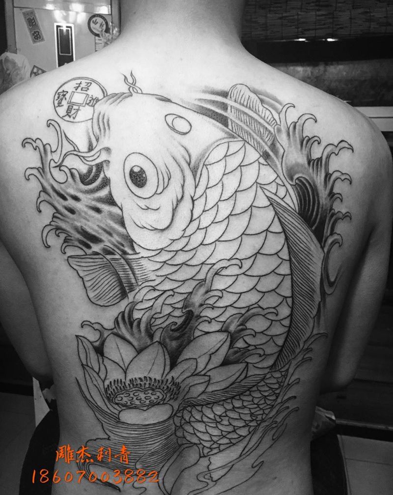 满背鱼纹身图片_成品背部传统动物纹身图案