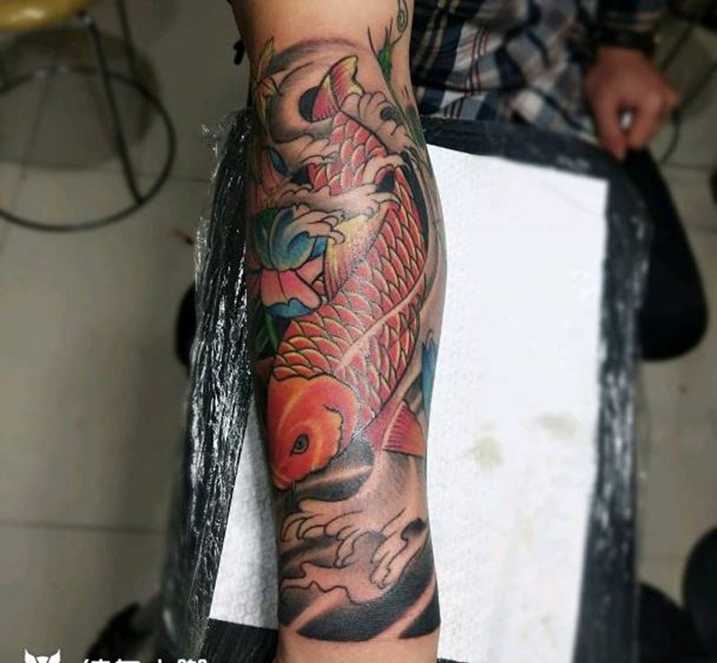 鲫鱼包小臂纹身图片