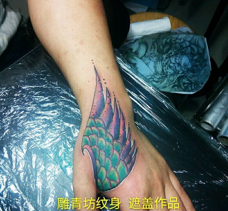 手绘遮盖一枚纹身图片