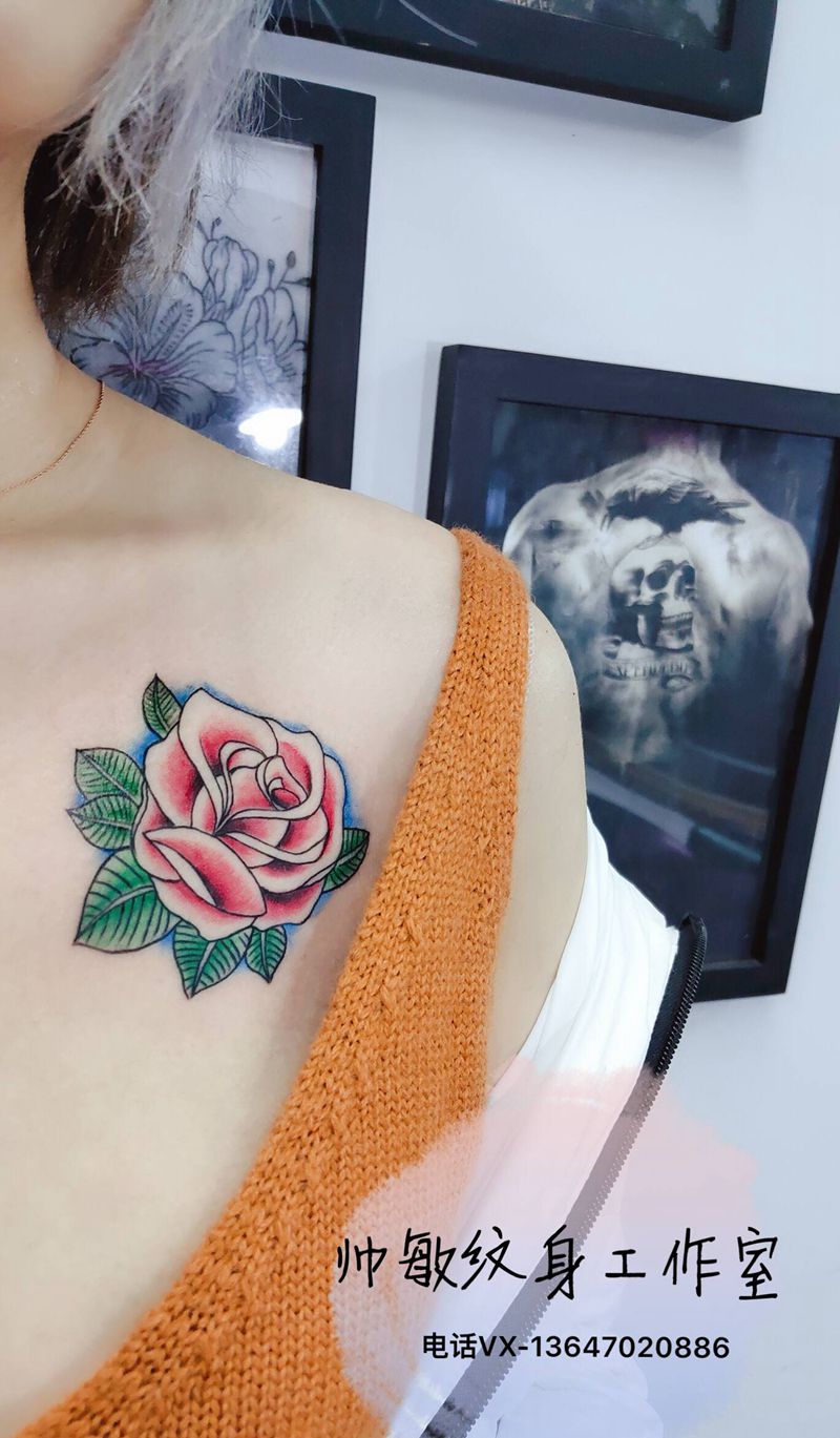 顾客只自己要的花纹身图片_胸部纹身图案