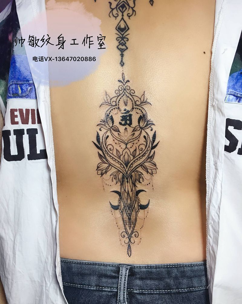 脊椎花纹身图片_背部纹身图案