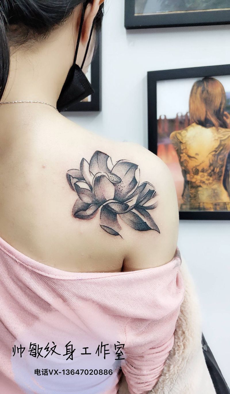 花纹身图片_肩部纹身图案