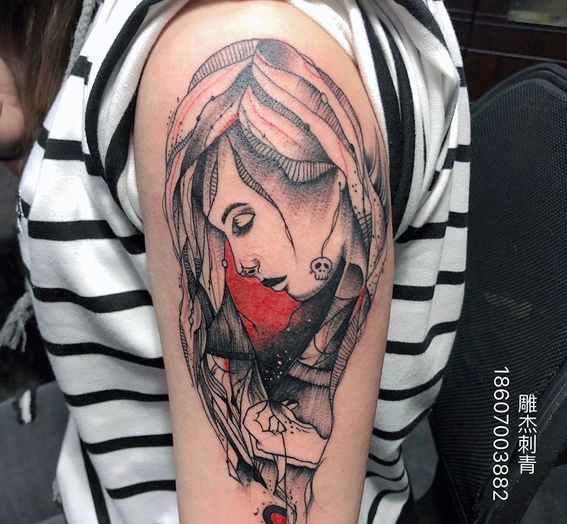 错乱纹身图片_肩部手臂点刺几何纹身图案