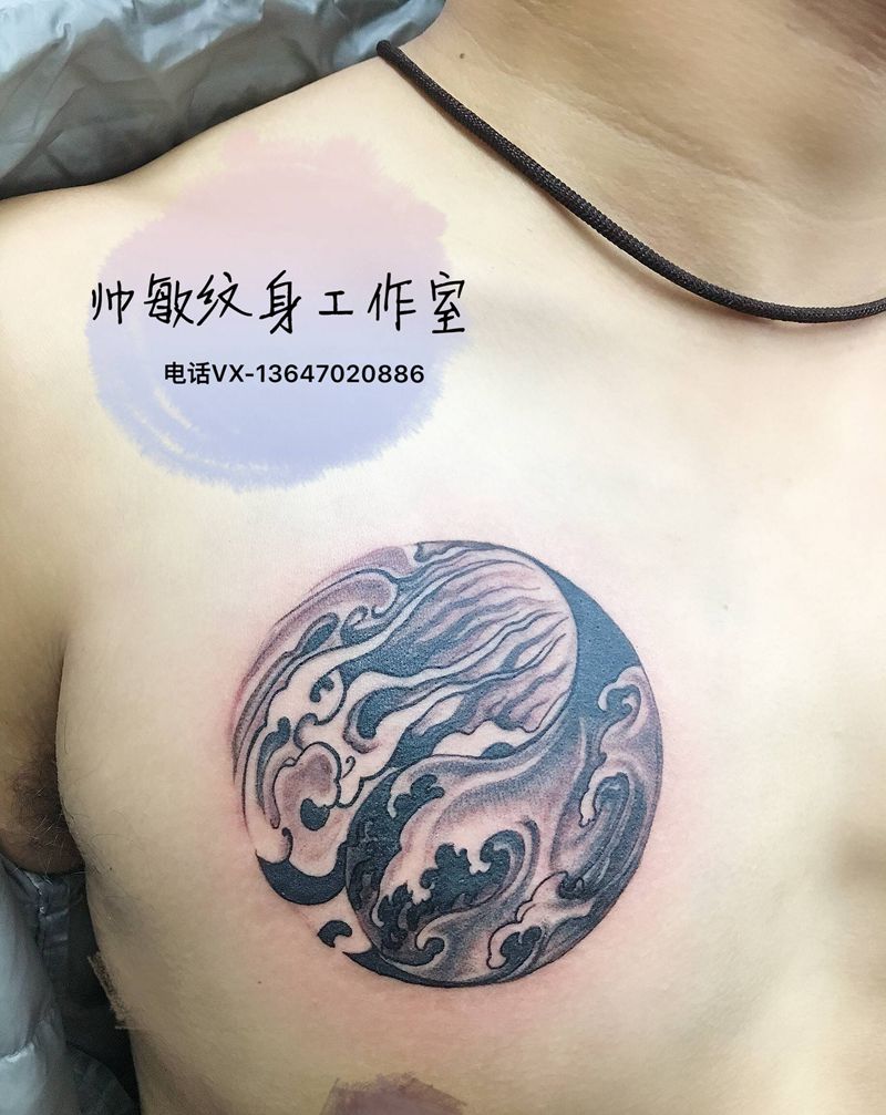 卍浪纹身图片_胸部纹身图案