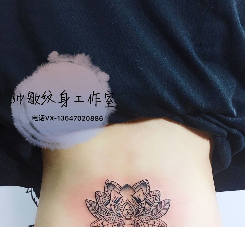 莲纹身图片_腰部纹身图案