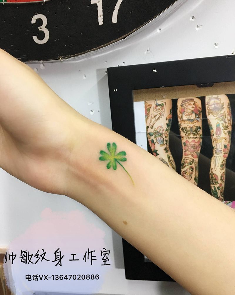 四叶纹身图片_手臂纹身图案