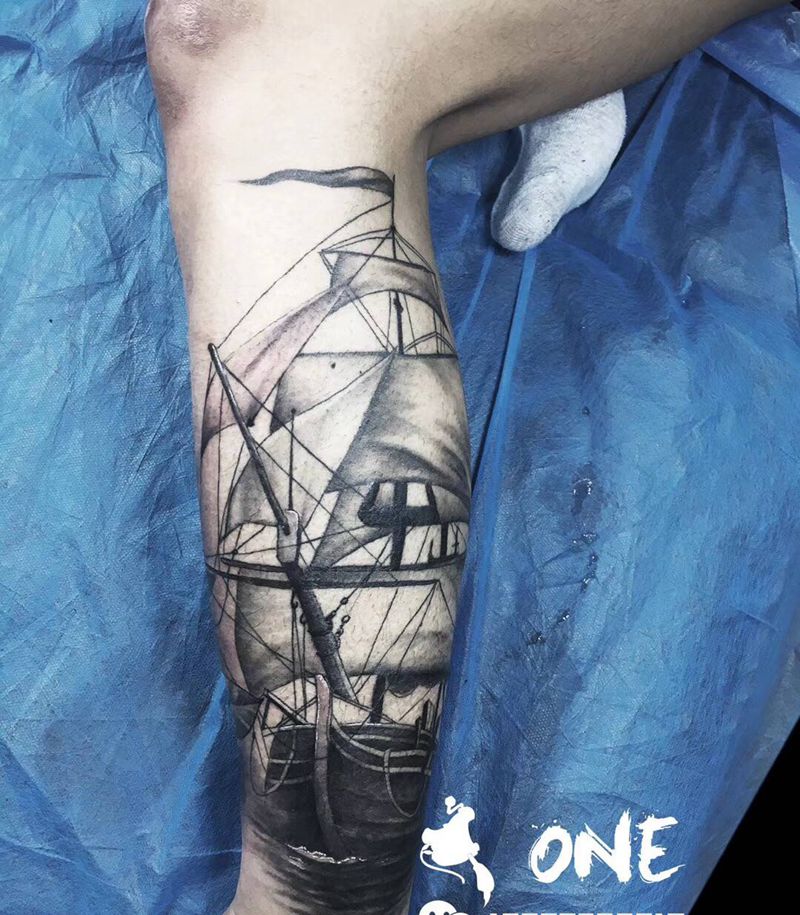 欧美图包小腿纹身图片_腿部脚部欧美写实帆船玫瑰包小腿纹身图案