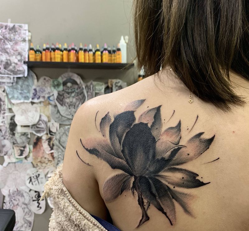 荷花纹身图片_背部水墨纹身图案