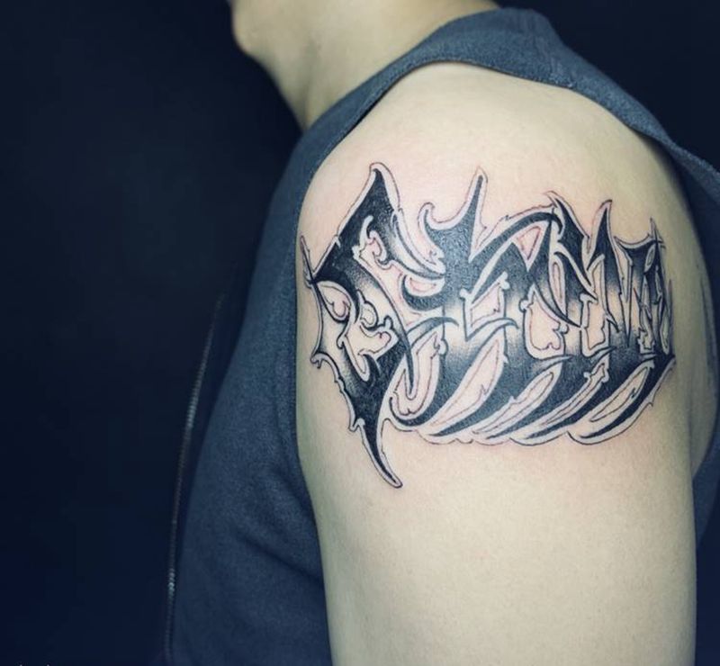 花体字strive纹身图片_手臂花体字纹身图案