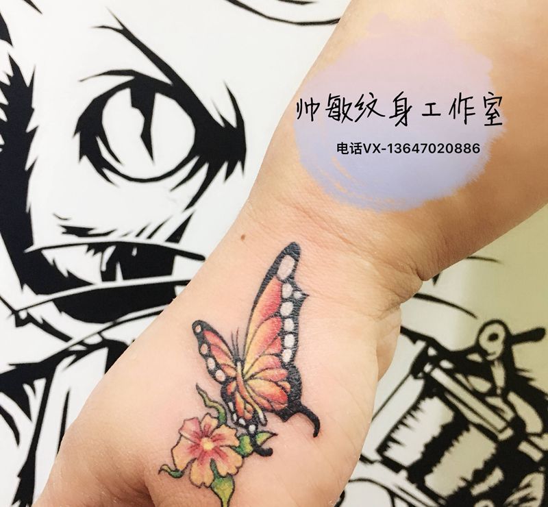 蝴蝶纹身图片_手部纹身图案