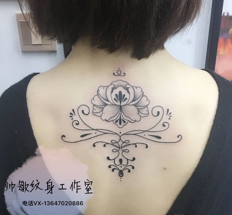 花纹身图片_背部纹身图案