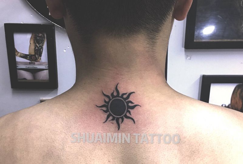 阳纹身图片_背部纹身图案