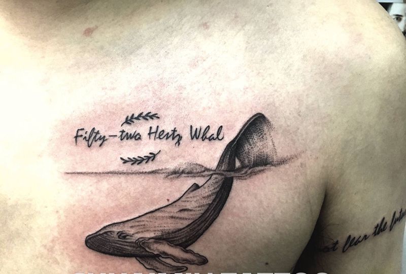 鲸纹身图片_胸部纹身图案
