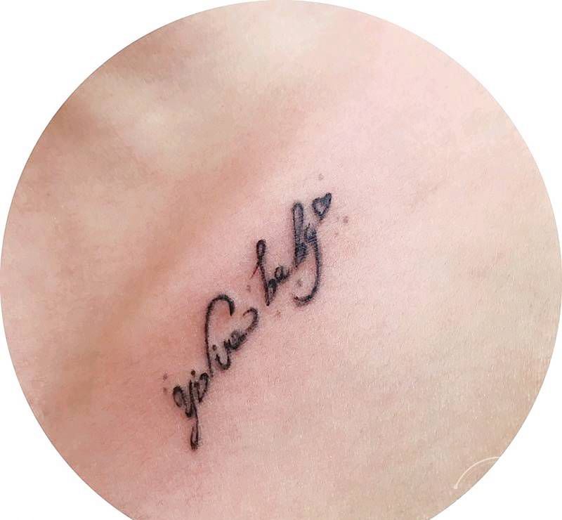 字母纹身图片_胸部纹身图案