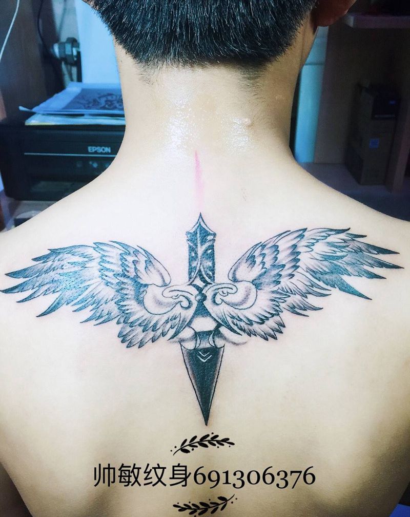 翅膀纹身图片_背部传统图腾纹身图案