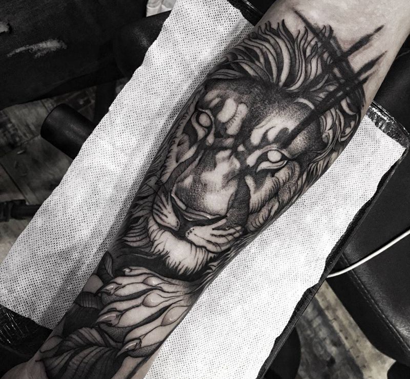 狮子纹身图片_手臂欧美写实点刺狮子纹身图案