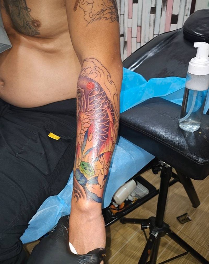 疤痕覆盖！鲤鱼纹身图片_手臂纹身图案