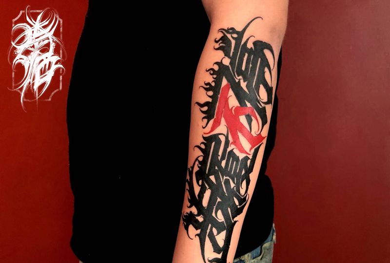小臂外侧哥特字体汉字纹身图片_手臂花体字纹身图案