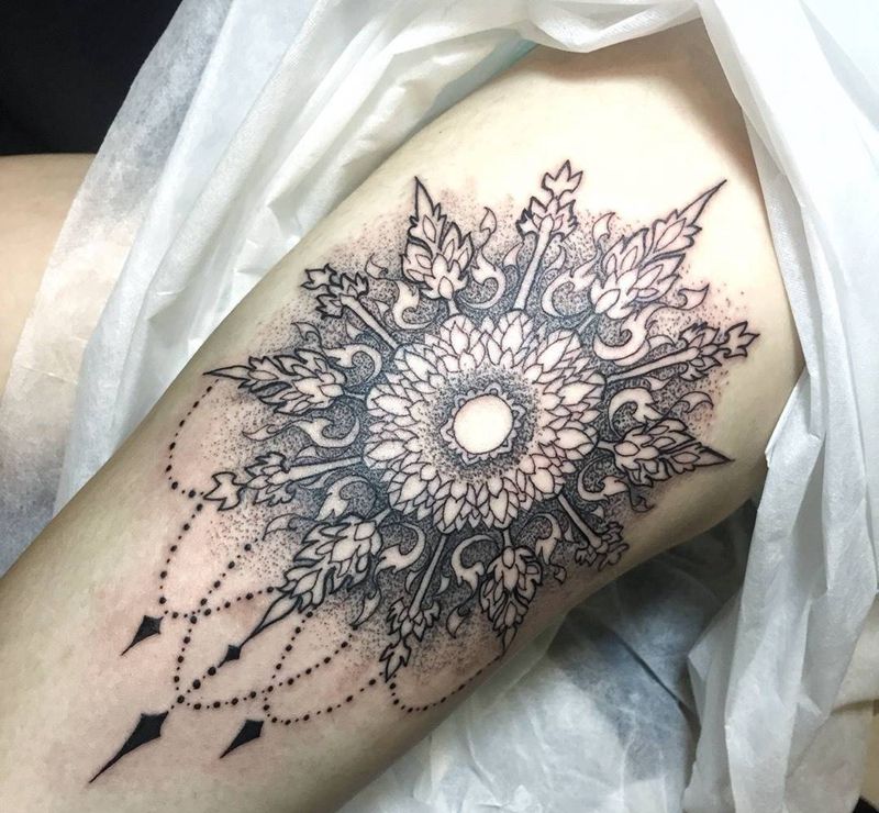 mandala纹身图片_臀部腿部几何点刺纹身图案