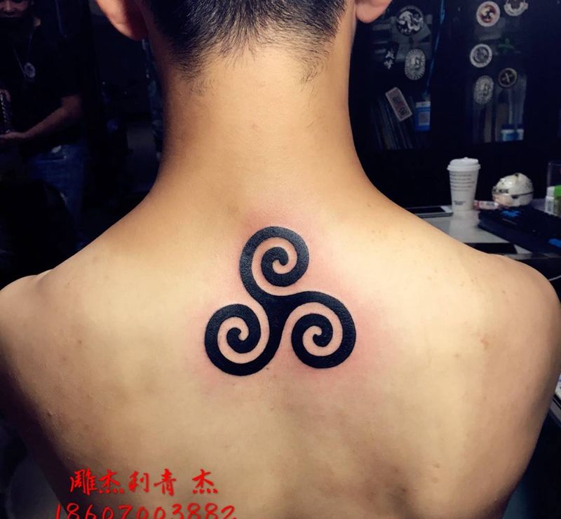 我也不知道是什么标志纹身图片_成品背部颈部清新字符纹身图案