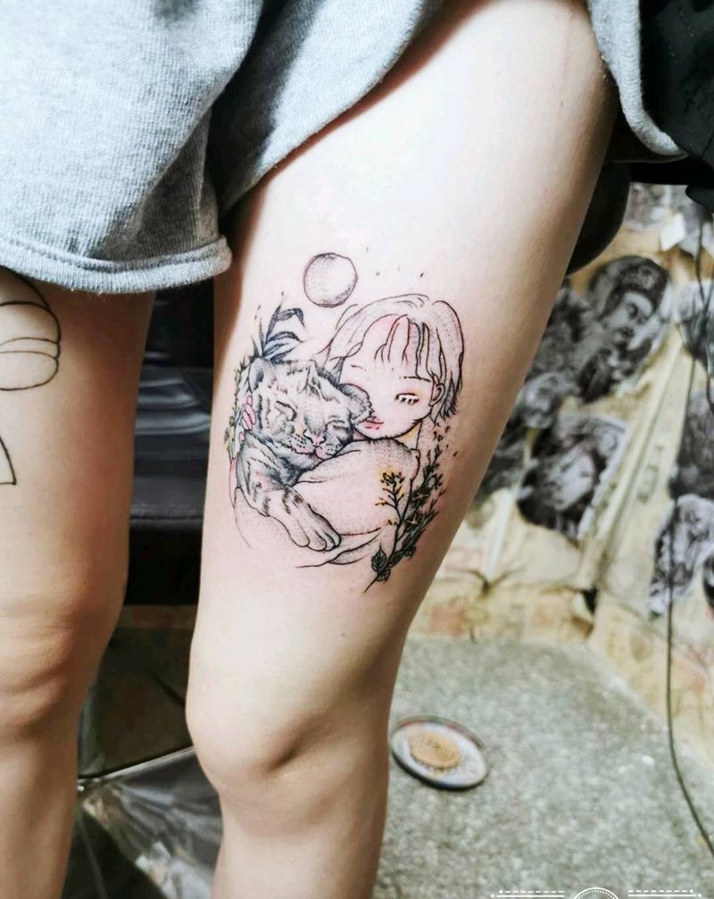 美少女抱小脑斧纹身图片_腿部纹身图案