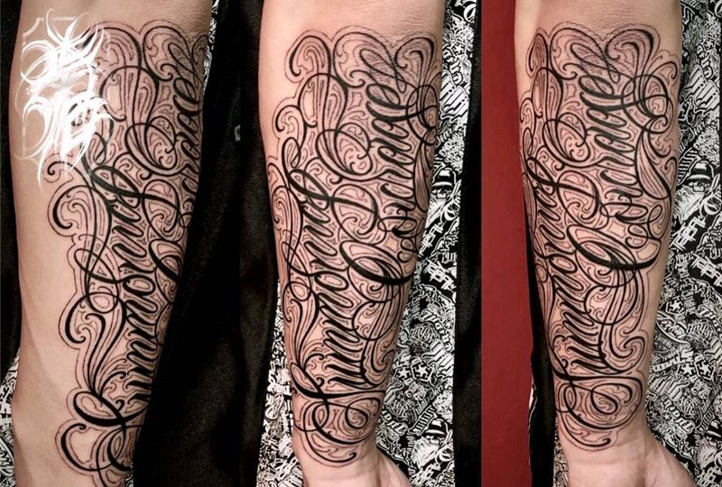 小臂外侧英文软字纹身图片_手臂花体字软花纹身图案