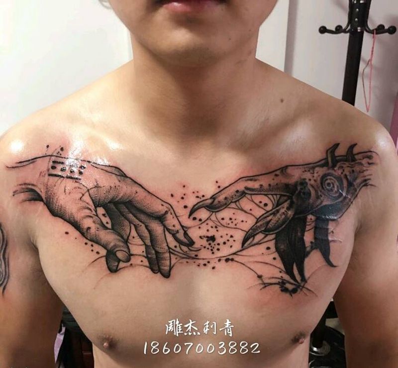天使和恶魔的手纹身图片_胸部水墨点刺纹身图案