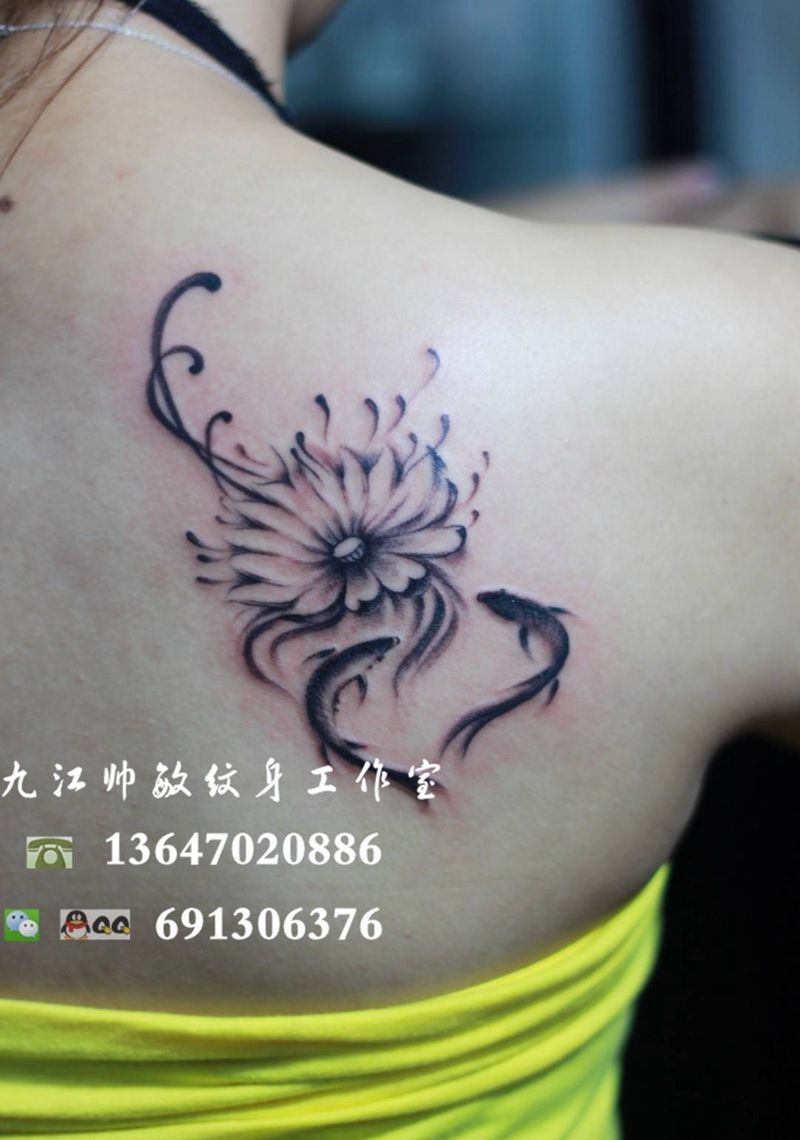 莲花纹身图片_背部成品写实植物纹身图案