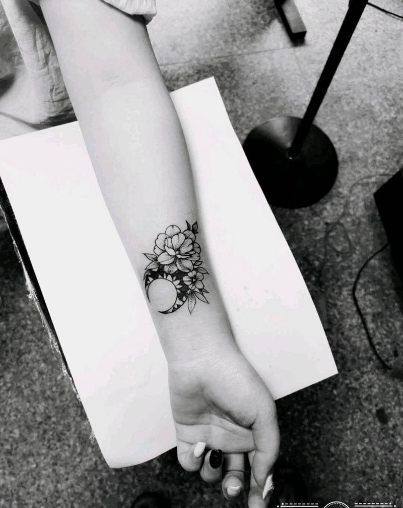 素花盖伤疤纹身图片_手臂点刺纹身图案