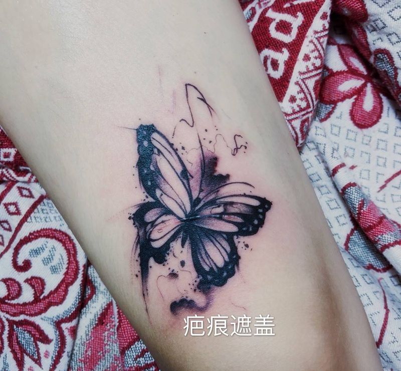 水彩蝴蝶纹身图片_腿部脚部水彩水墨纹身图案