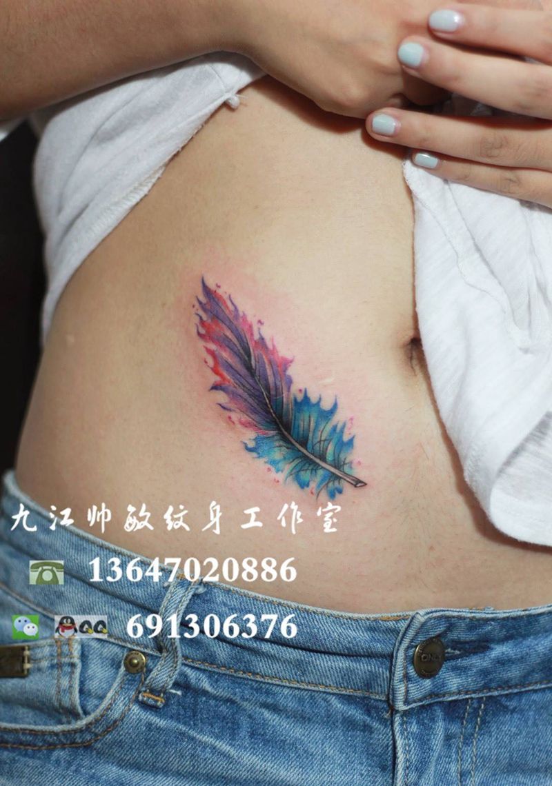 羽毛纹身图片_腹部手稿清新国画植物情侣纹身图案