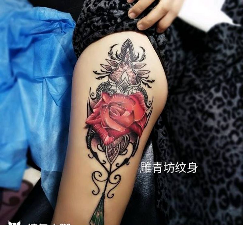 花吊坠纹身图片