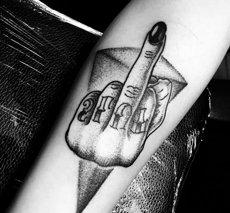 fuck off纹身图片_手臂点刺纹身图案