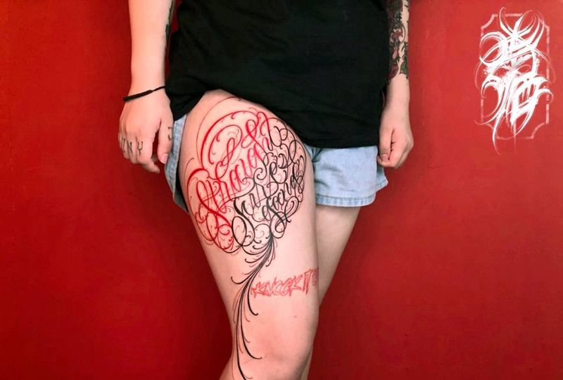 大腿心形花体字纹身图片_腿部花体字心形纹身图案