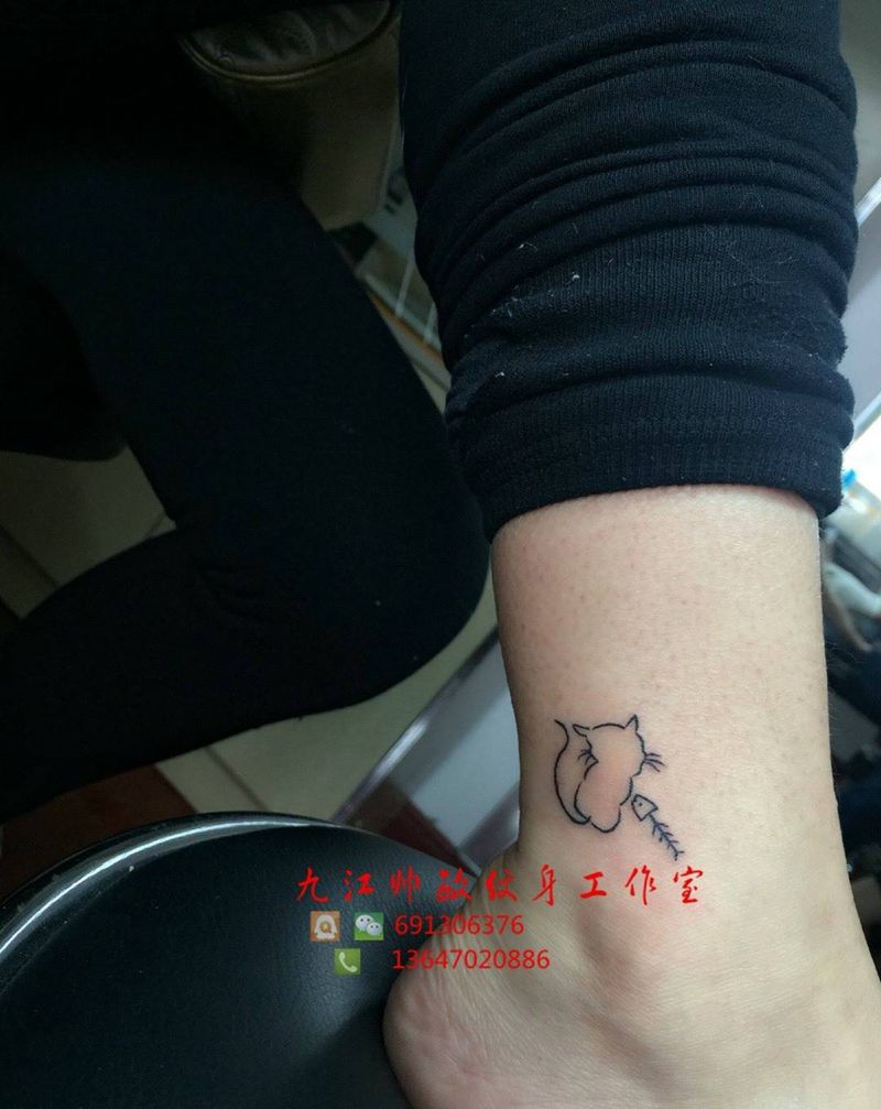 猫吃鱼纹身图片_手稿腿部清新写实字符动物原创纹身图案