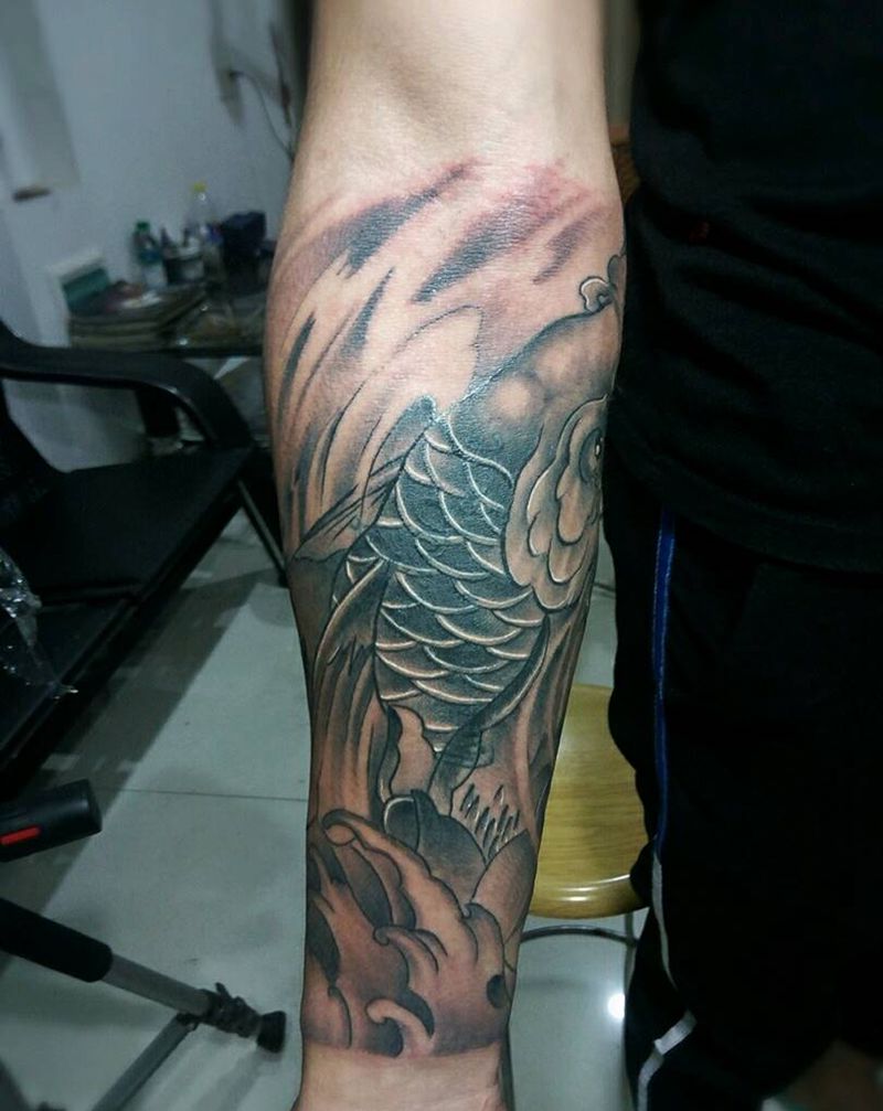 包小臂鲤鱼遮盖字母纹身图片