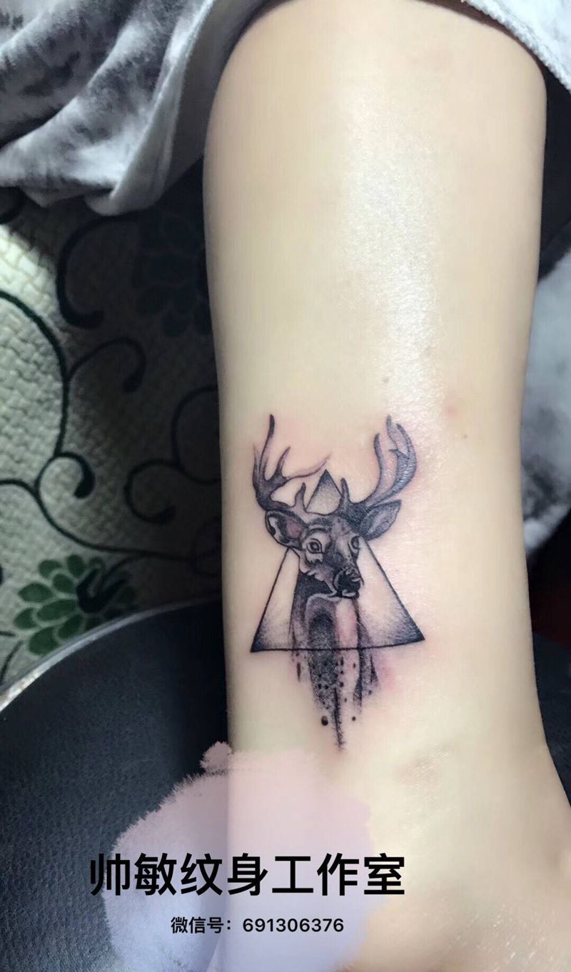 鹿纹身图片_帅敏TATTOO动物传统脚部手稿纹身图案