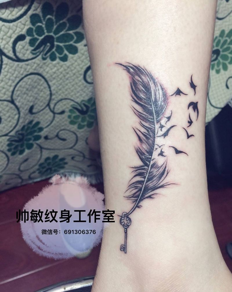 羽毛钥匙卍纹身图片_插画脚部清新植物情侣帅敏TATO纹身图案