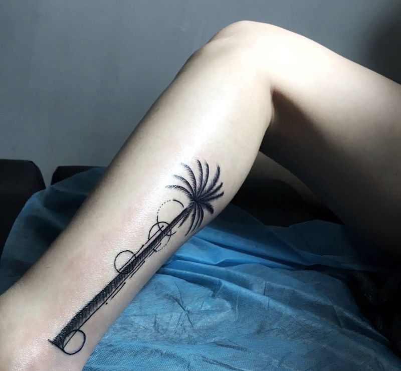 椰树纹身图片_腿部点刺几何纹身图案