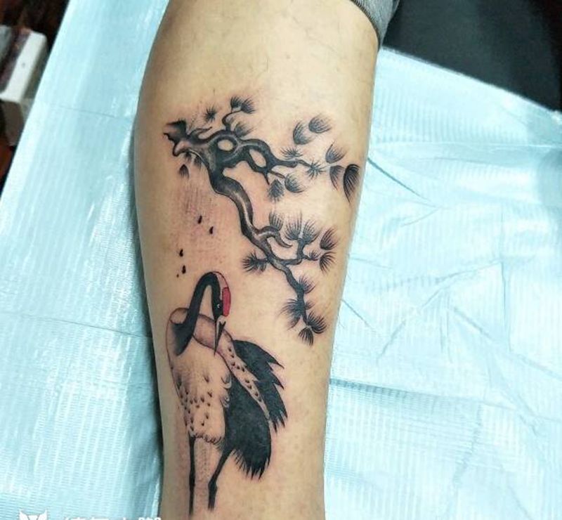 白鹤纹身图片_腿部新传统纹身图案