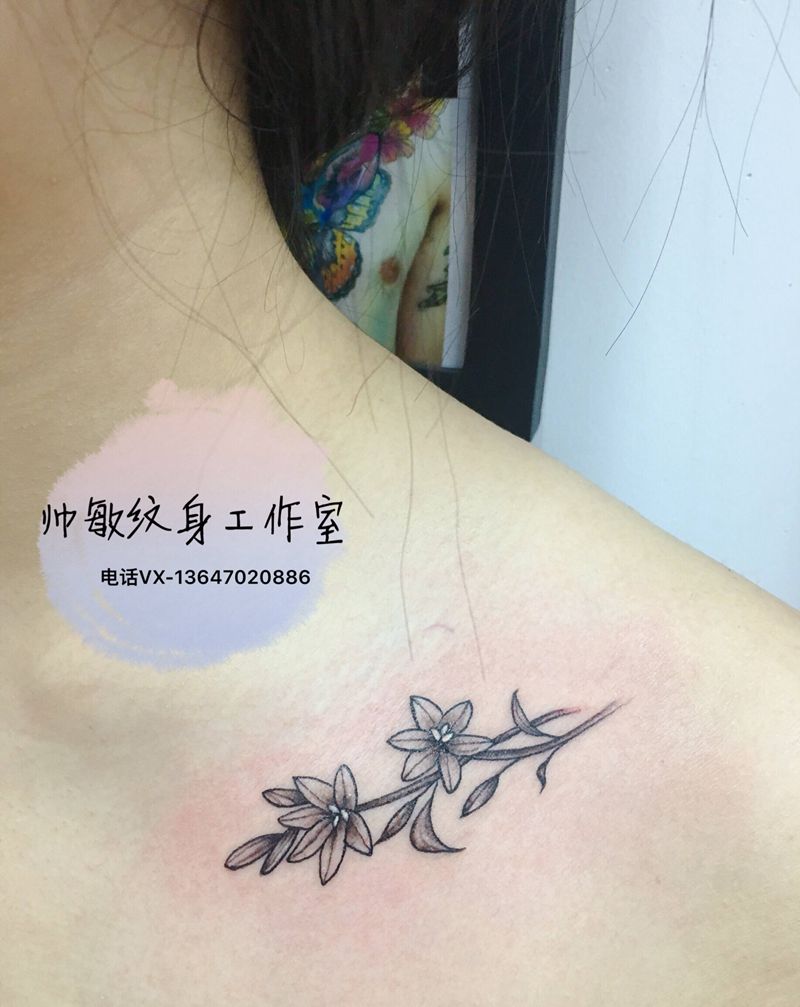 花纹身图片_肩部纹身图案