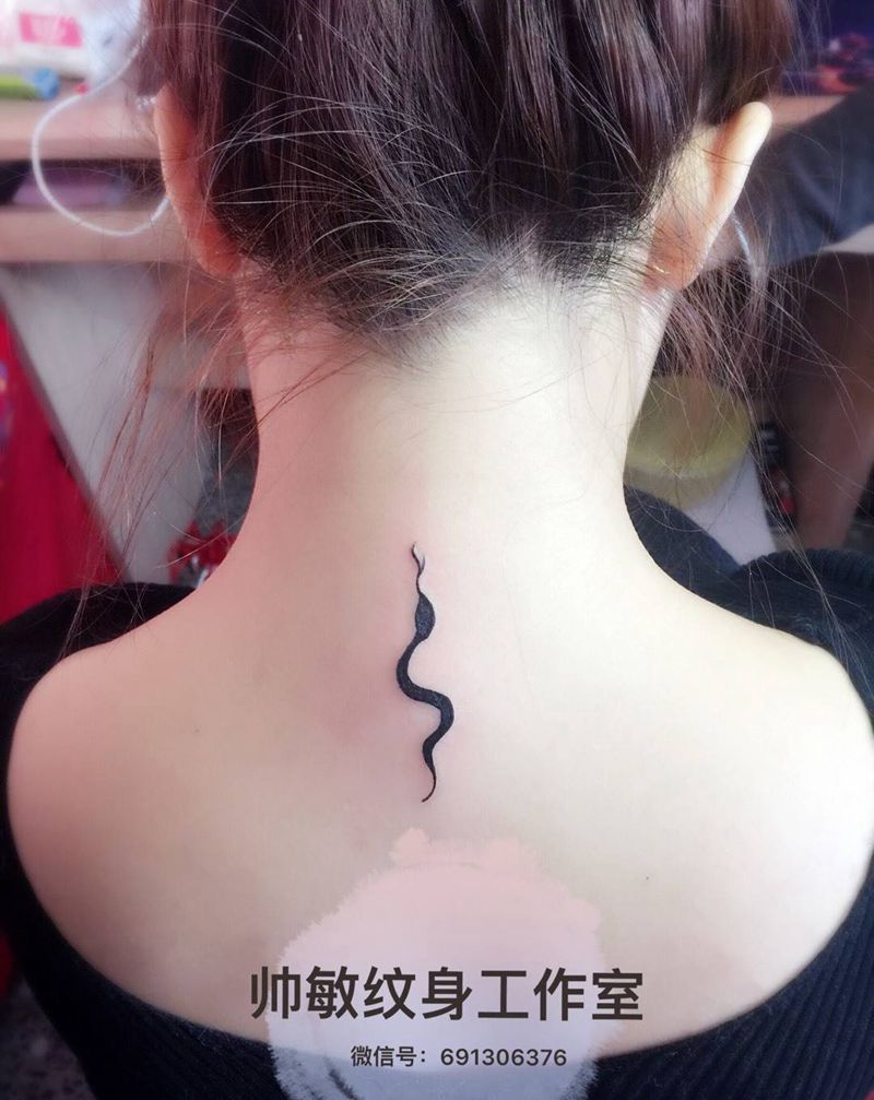 蛇纹身图片_背部清新动物纹身图案