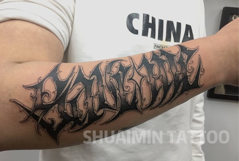 奇卡诺花体字纹身图片_手臂腰部花体字New School纹身图案