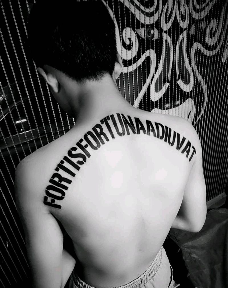 字母纹身图片_背部纹身图案