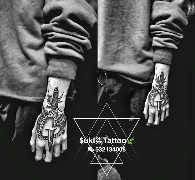 爆手背oldschool纹身图片