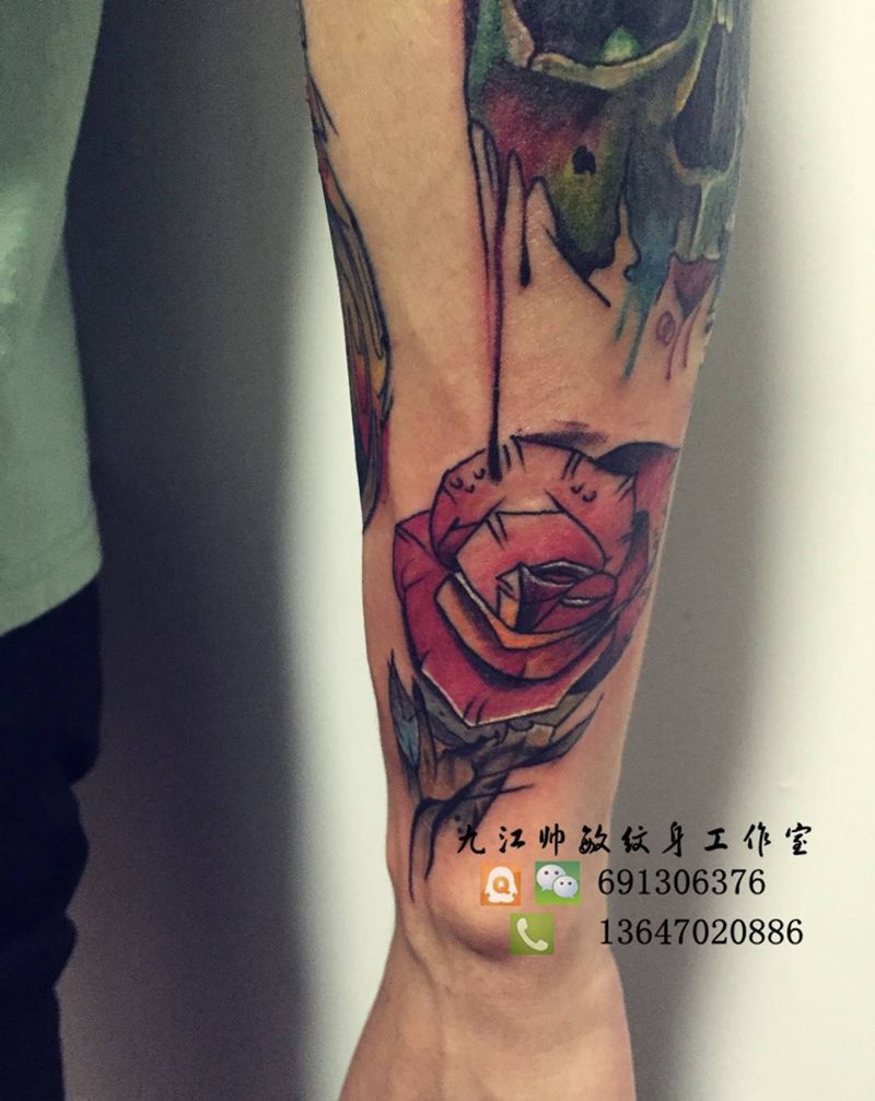 玫瑰纹身图片_手部写实欧美植物纹身图案